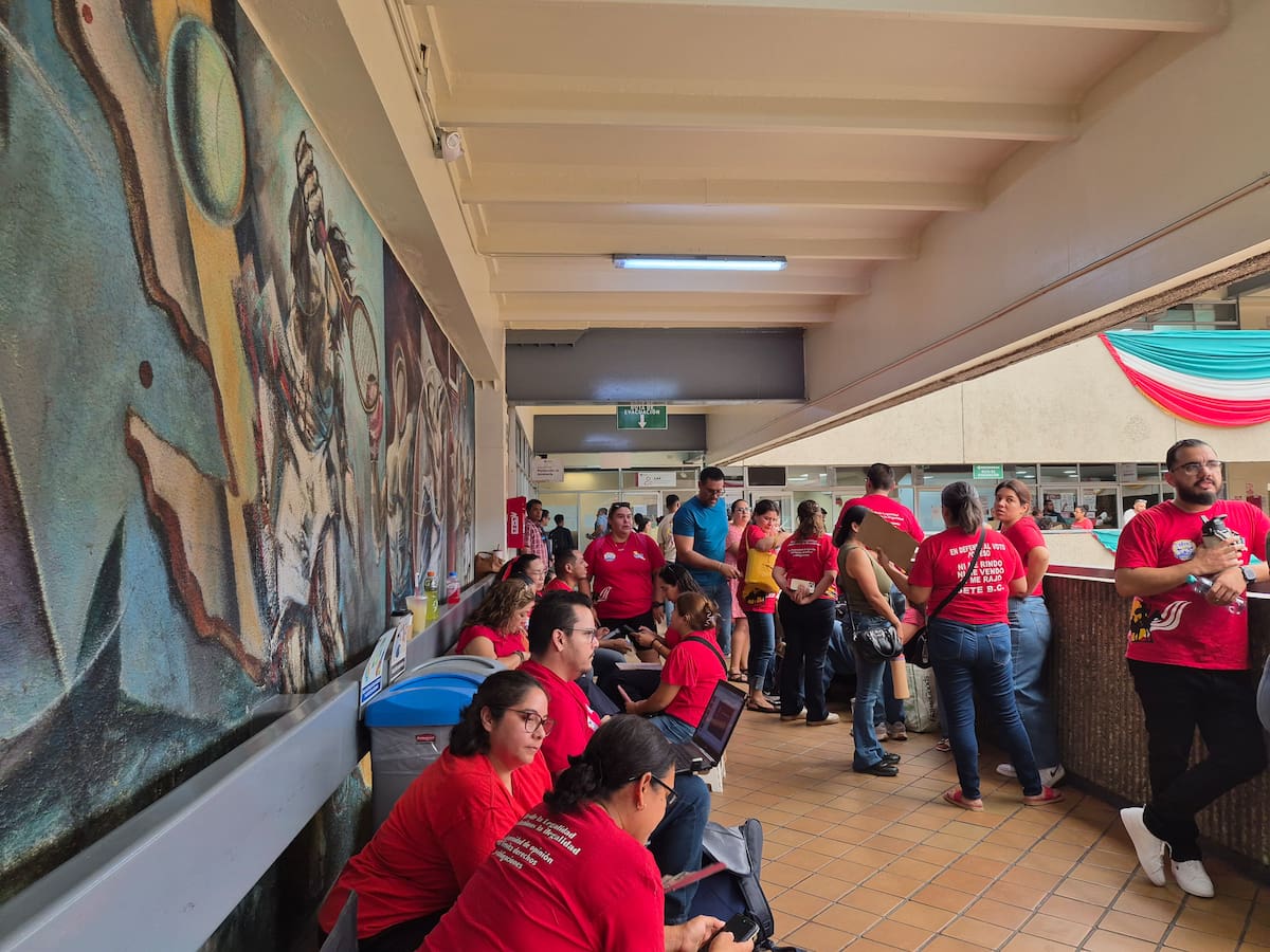 Integrantes del SETE BC se concentraron afuera del Palacio Municipal de Tijuana para solicitar atención a los pendientes que afectan a trabajadores del Sistema Educativo Municipal. Foto: Michelle Castillo