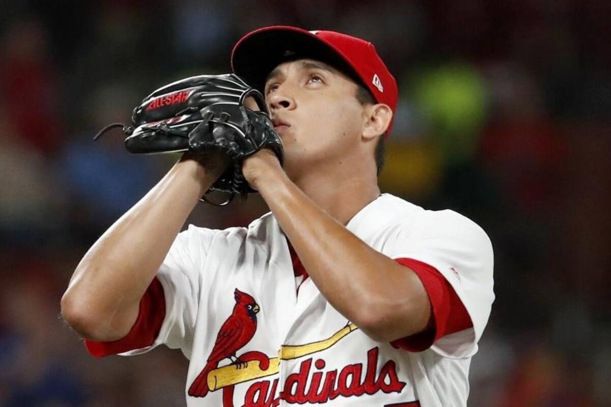 Giovanny Gallegos gana y los Cardenales van a playoffs