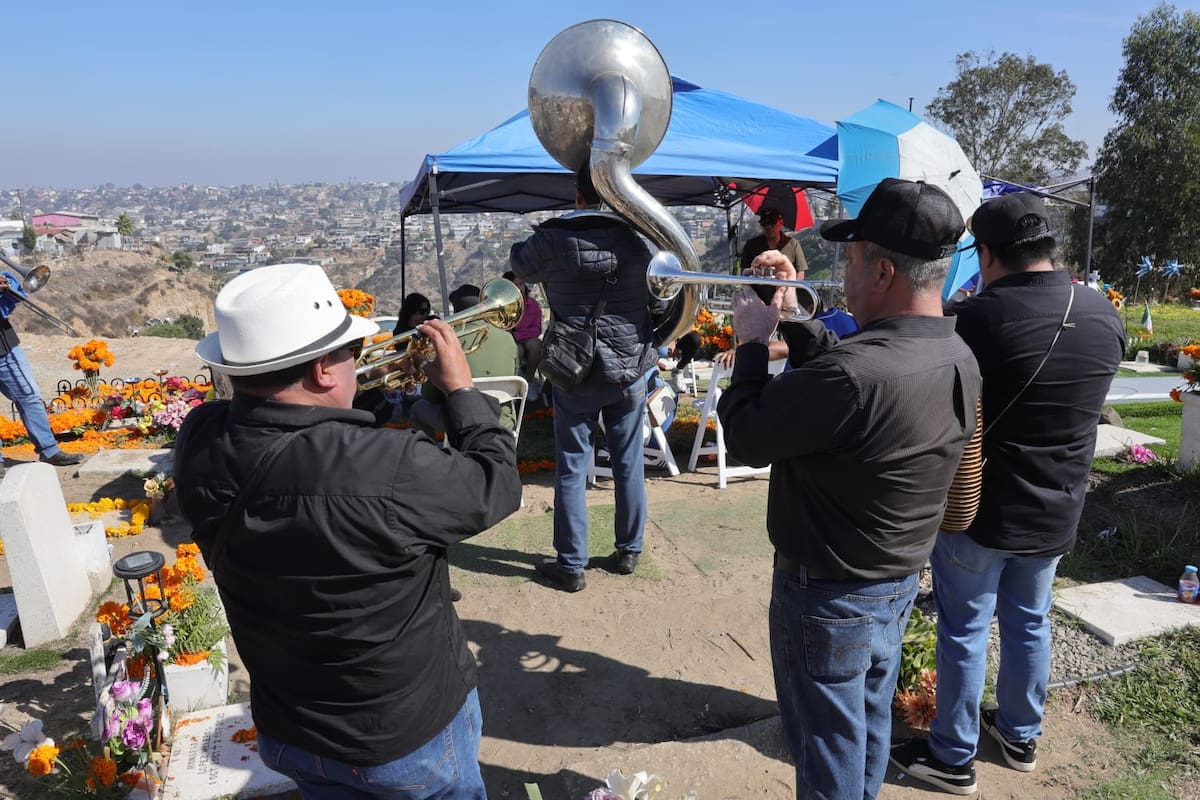 Los visitantes decoraron las tumbas con flores de cempasúchil y música de mariachis para recordar a sus seres queridos. Foto: Sergio Ortiz