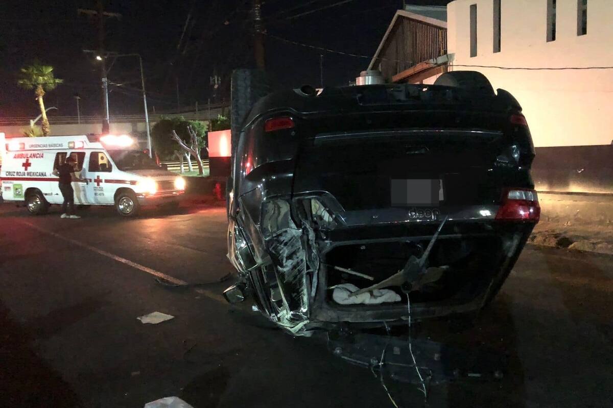 Dos lesionadas tras chocar contra un poste de alumbrado público en Residencias