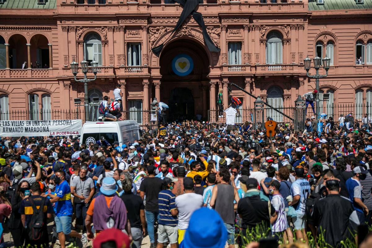 Dan último adiós a Maradona