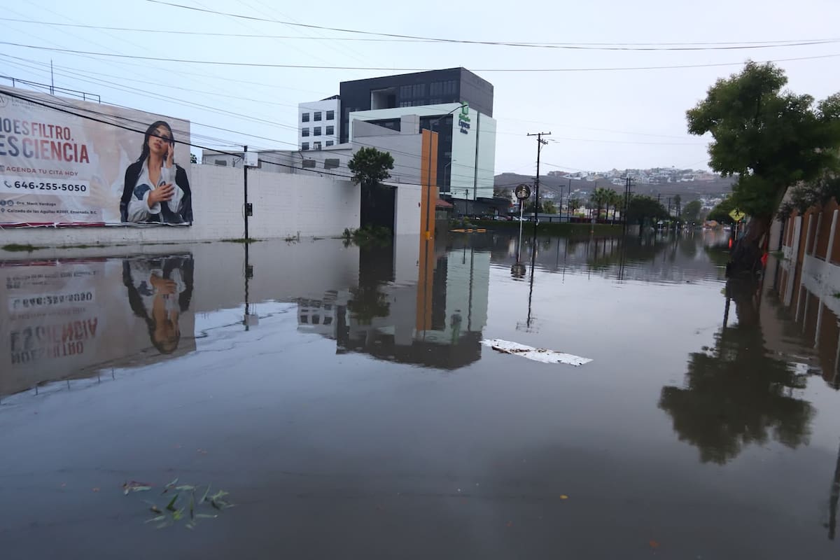 Inundaciones mantienen cierres viales en Ensenada; 106 personas siguen en refugios