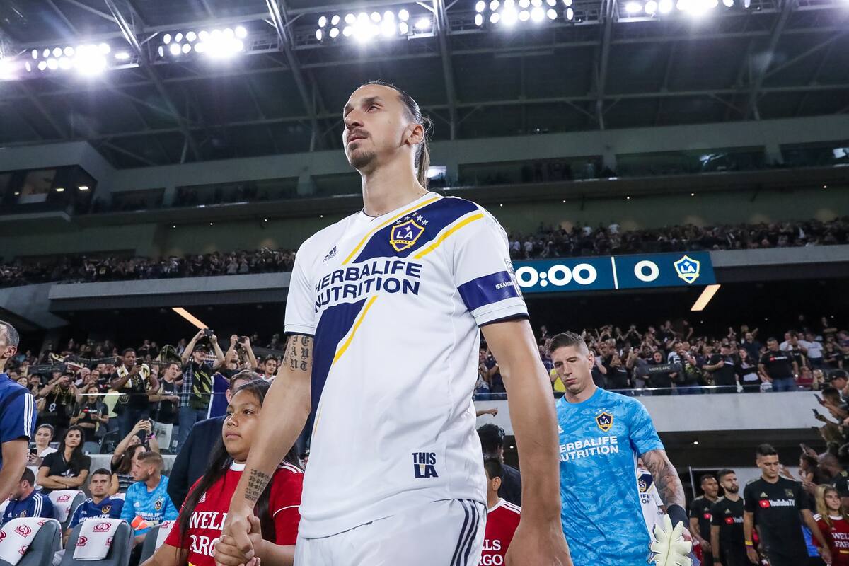 Zlatan responde con gesto obsceno a provocación de Jaime Camil