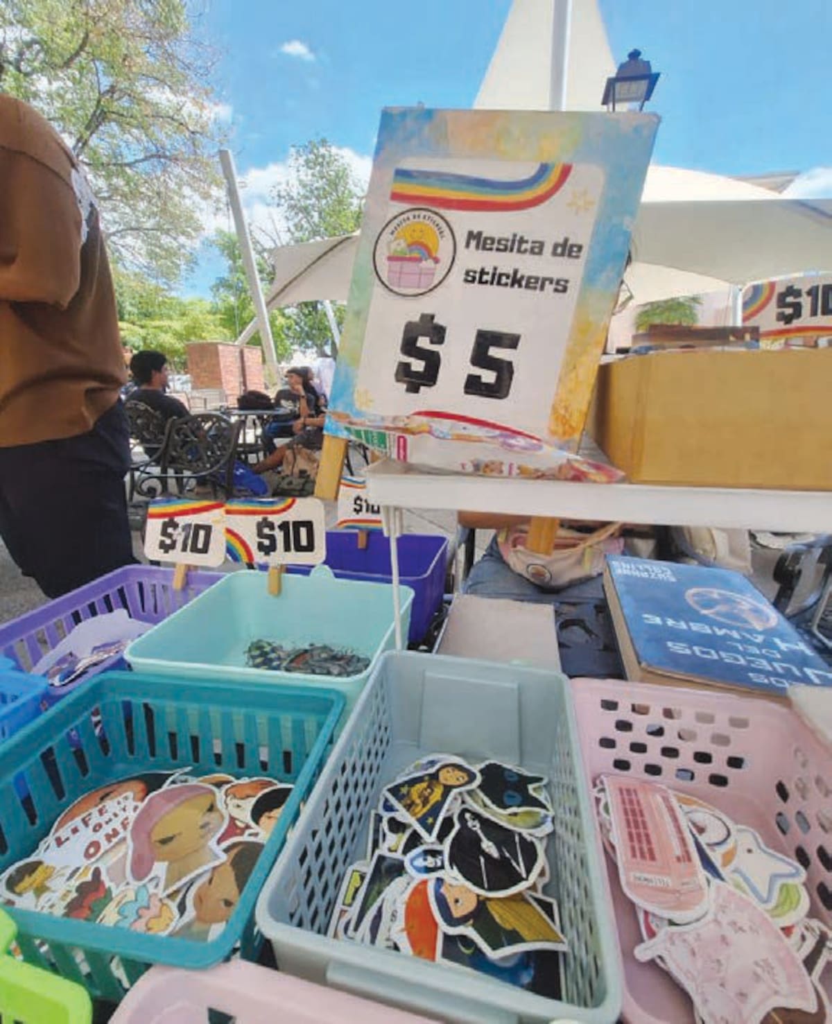 Comenta que vende sus stickers a precios módicos. FOTO: MARÍA FERNANDA GARCÍA