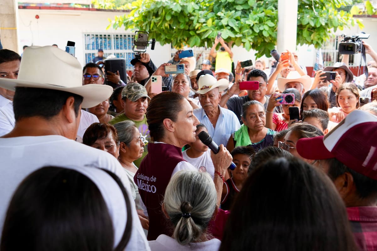 Tras el paso de la perturbación tropical 90-E, comunidades de la Sierra Alta de Hidalgo enfrentan pérdidas devastadoras con cinco muertos y una menor como única sobreviviente de su familia en Joquela, mientras habitantes denuncian falta de alertamiento, caminos bloqueados y respuesta tardía de autoridades, y la presidenta Claudia Sheinbaum visita las zonas afectadas para supervisar ayuda urgente