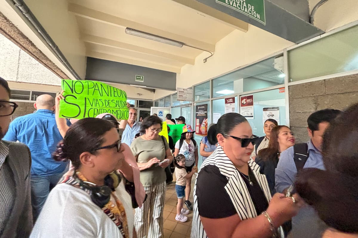 Vecinos de Santa Fe protestan en Palacio Municipal contra construcción de panteón