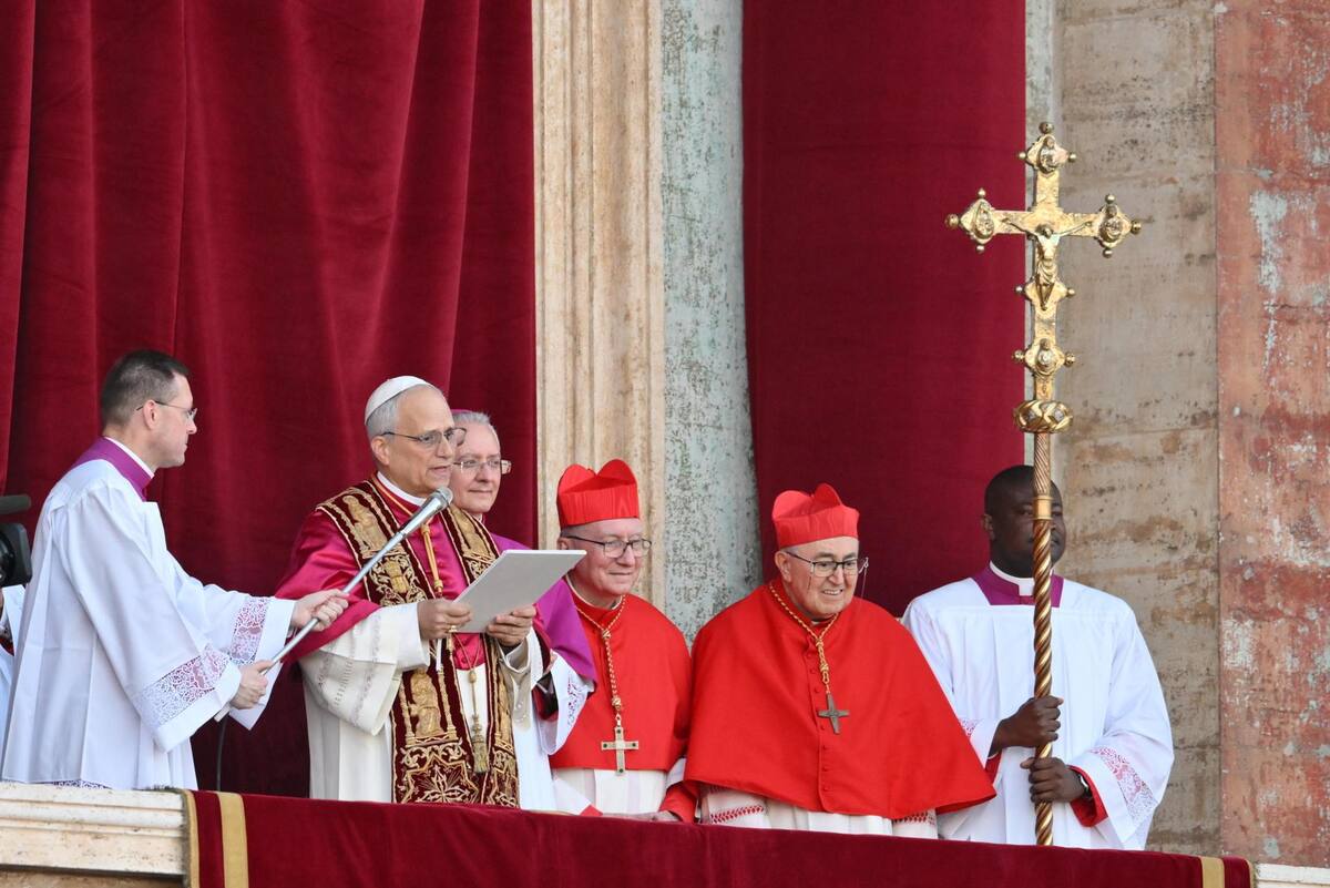 El nuevo papa Robert Francis Prevost, una vez elegido por los cardenales reunidos en cónclave, ha escogido libremente el nombre de León XIV, con el que va a gobernar la Iglesia. Foto: EFE.