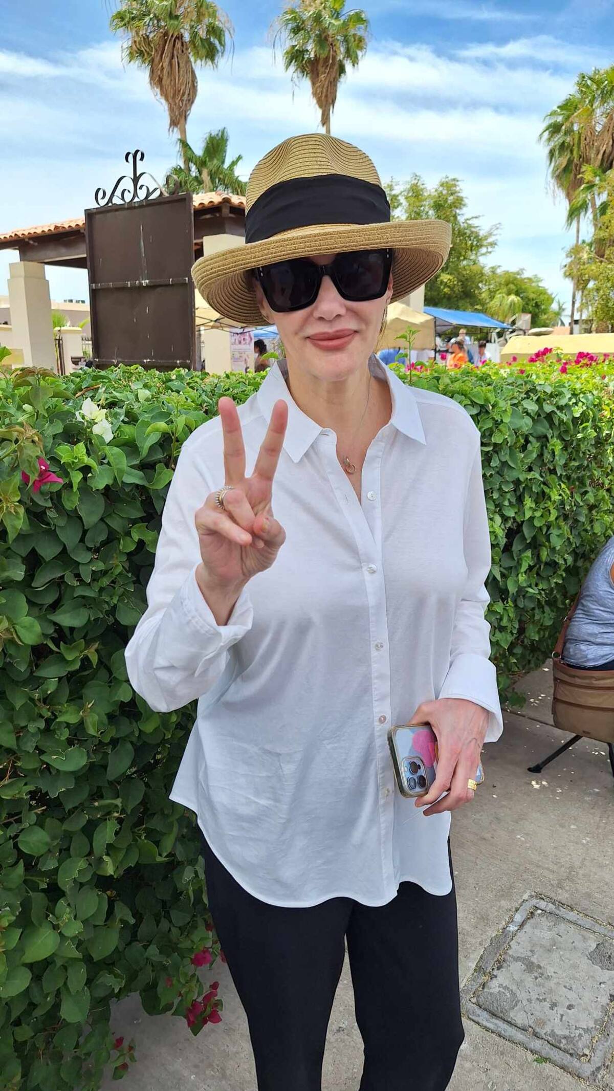 Lilly Téllez saluda tras votar en Hermosillo.