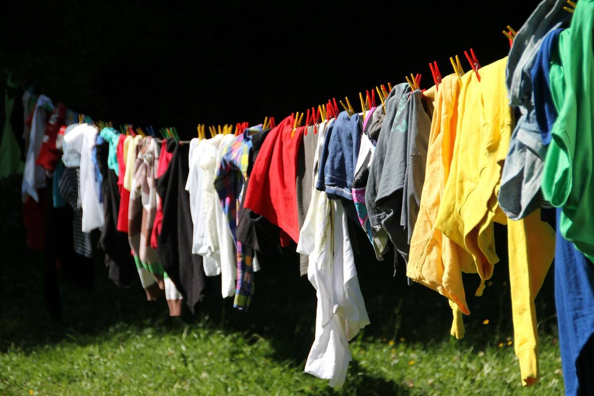 Revela la fórmula perfecta para quitar las manchas de sudor en la ropa de color