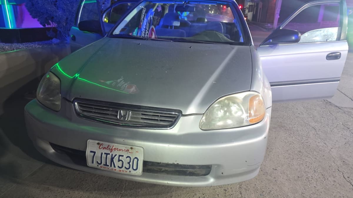 Una pareja que viajaba con dos menores fue detenida en Rosarito tras ser sorprendida en posesión de un vehículo con reporte de robo y una lona con un mensaje de un presunto grupo delictivo. Foto: Cortesía