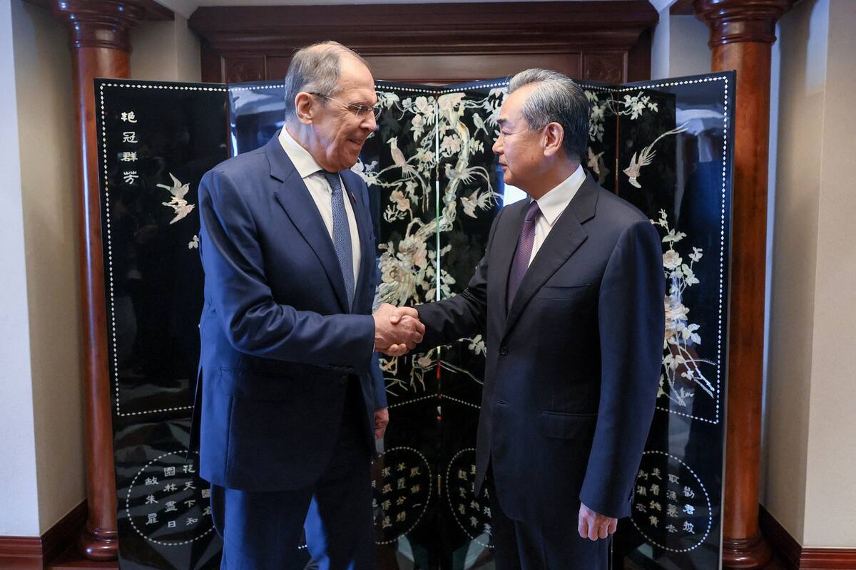 Rusia y China han “dejado casi por completo de usar el dólar en el comercio mutuo”, afirma Lavrov