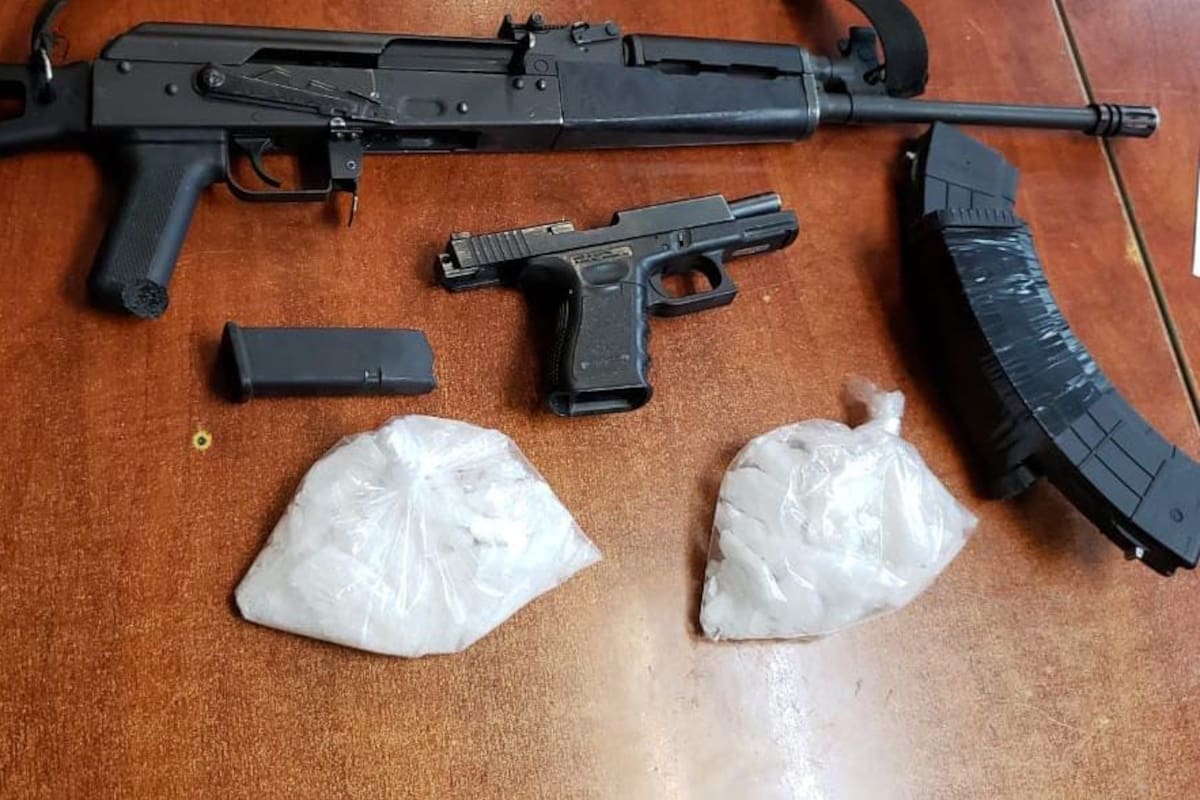 Le dan 6 años por posesión de drogas y armas