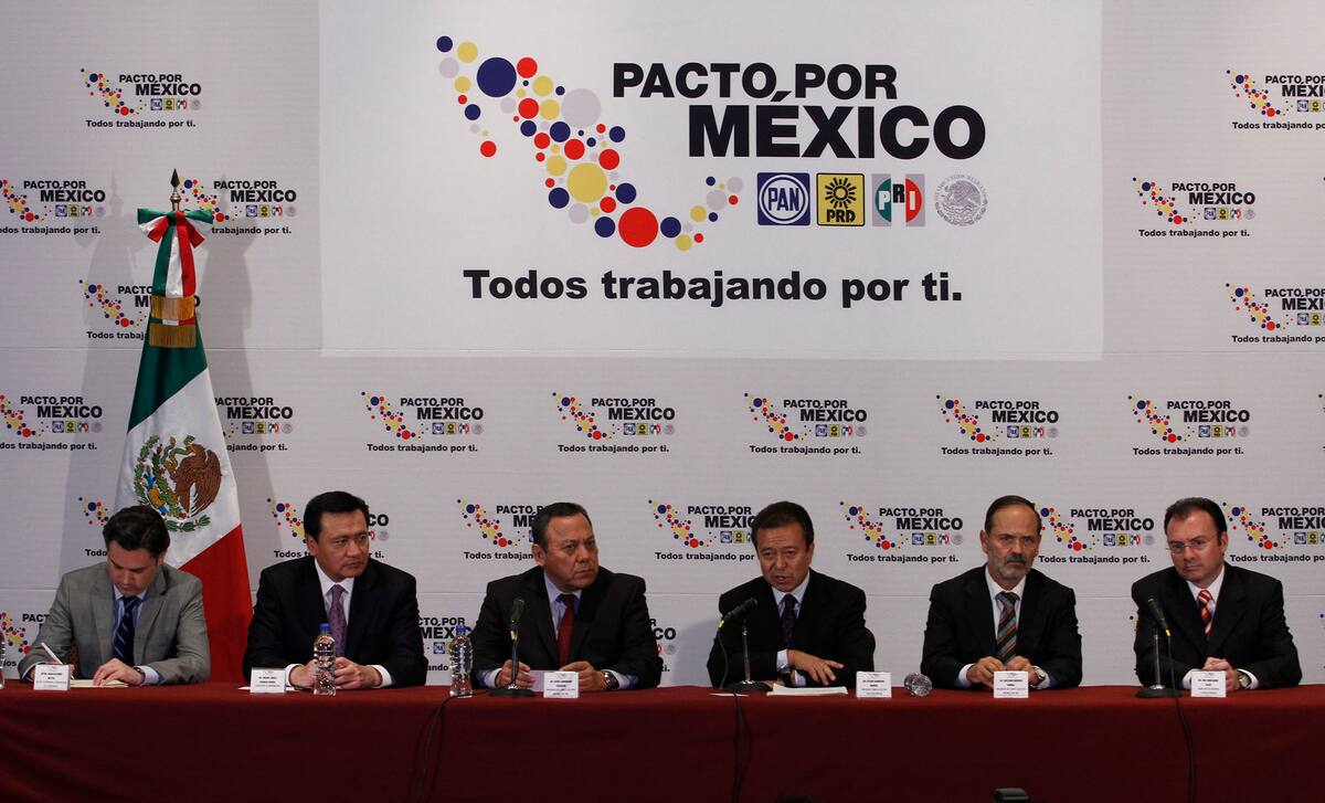 30515218. México, DF.- Aurelio Nuño, Miguel Ángel Osorio Chong, Jesús Zambrano, César Camacho Quiroz, Gustavo Madero y Luis Videgaray, integrantes del Consejo Rector del Pacto por México, ofrecieron una conferencia de presan al término de la reunión que sostuvieron esta tarde. NOTIMEX/FOTO/GUILLERMO GONZALEZ/GGM/POL/