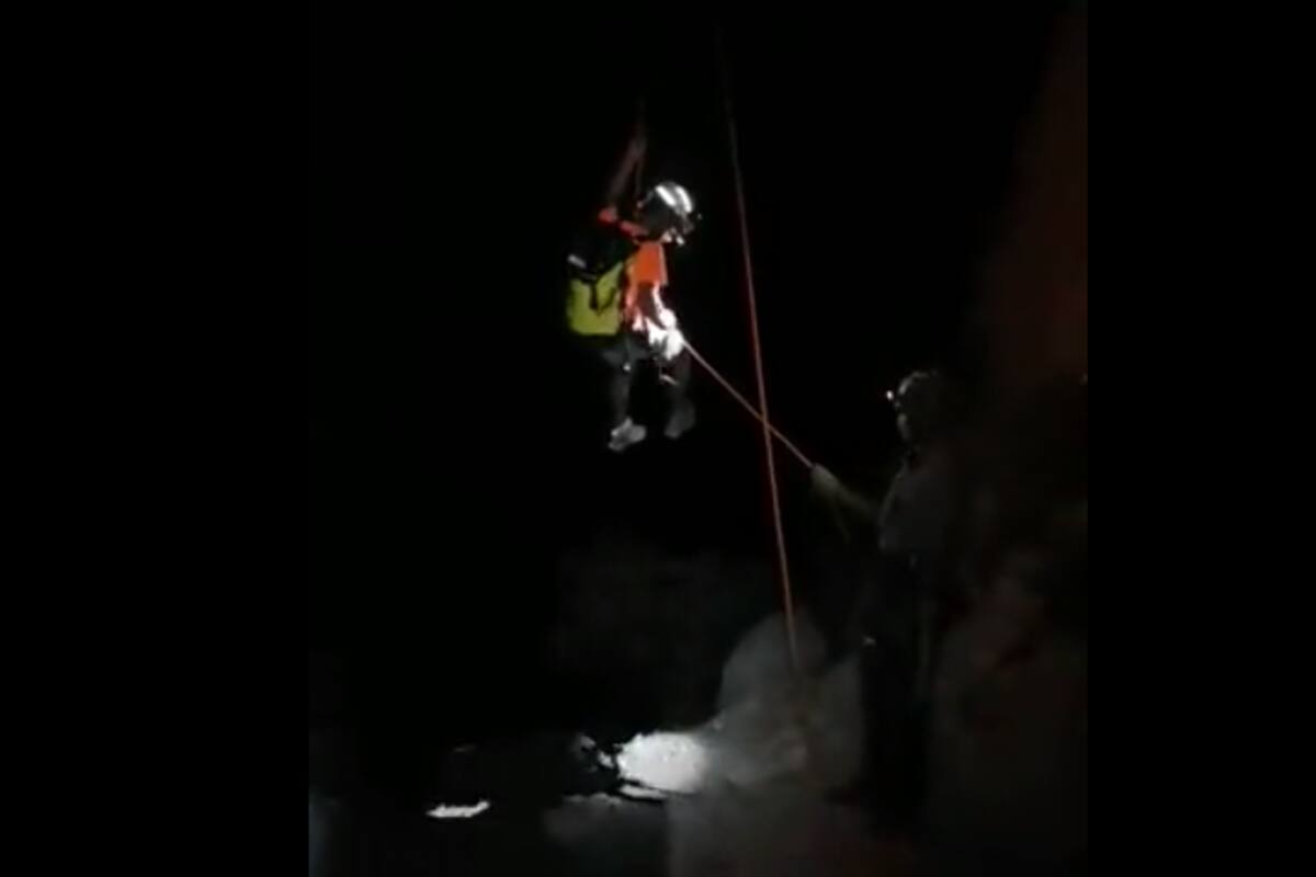Rescatan a hombre que se quedó atorado a 30 metros mientras practicaba rápel