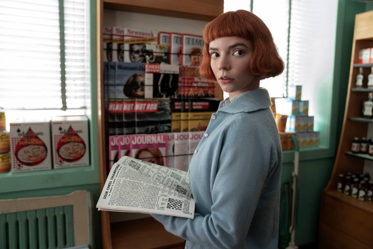 En esta imagen difundida por Netflix, Anya Taylor-Joy en una escena de la serie "The Queen's Gambit". Taylor-Joy fue nombrada una de las Artistas Revelación del Año de The Associated Press para el 2020. (Ken Woroner/Netflix via AP)