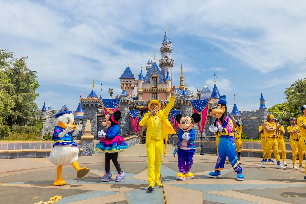 Disfrutan en Disneyland por aparición de equipo de beisbol Savannah Bananas
