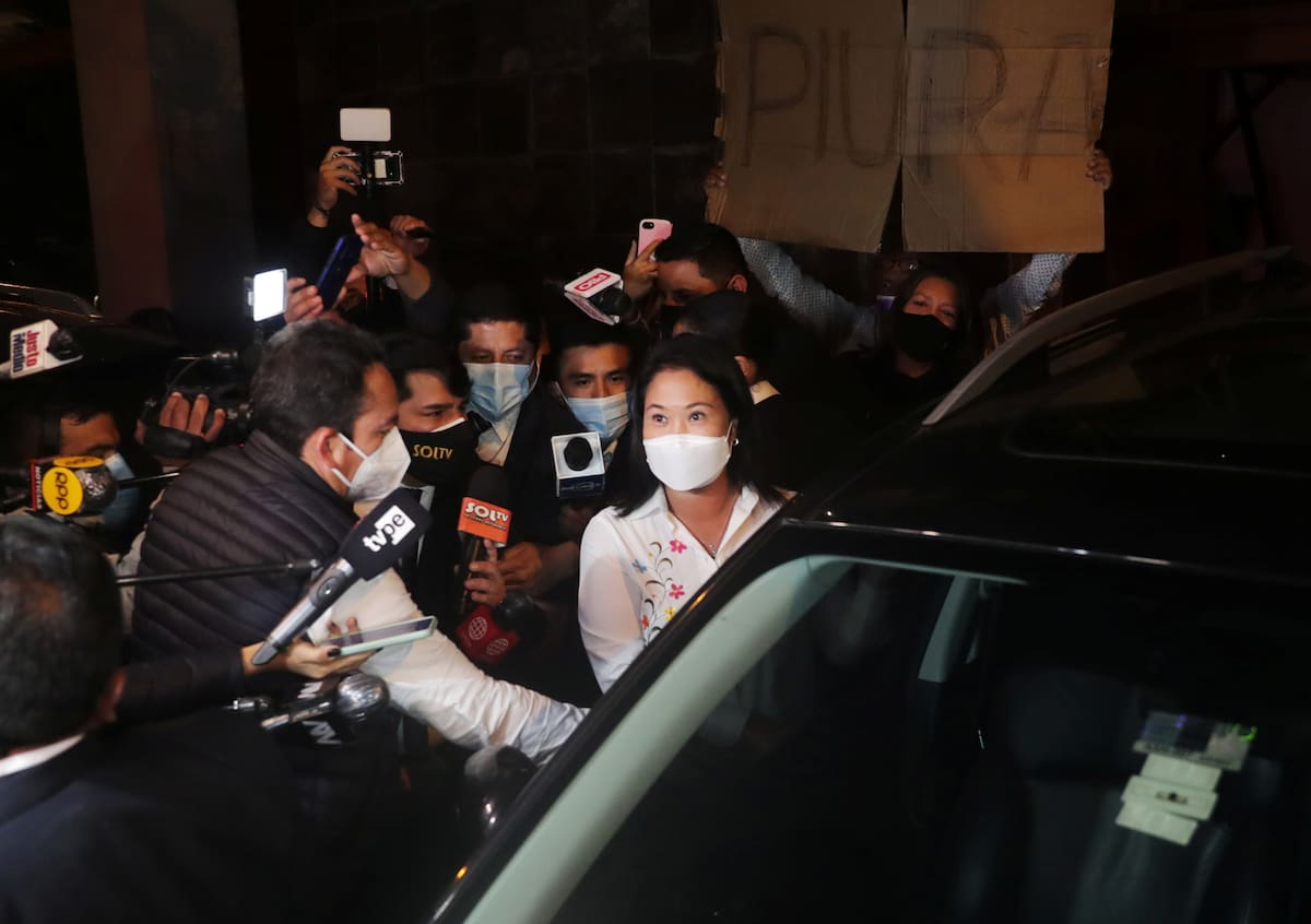 La candidata de Fuerza Popular a la presidencia de Perú, Keiko Fujimori, se dirige a los medios tras dejar su casa poco antes de que se conozcan los primeros resultados oficiales de la reñida votación frente al socialista Pedro Castillo. Junio 6, 2021. REUTERS/Sebastian Castaneda