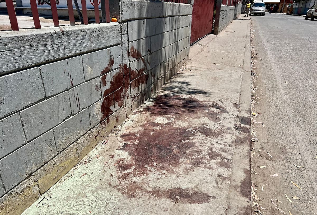 Las manchas de sangre del hombre asesinado quedaron en la calle.