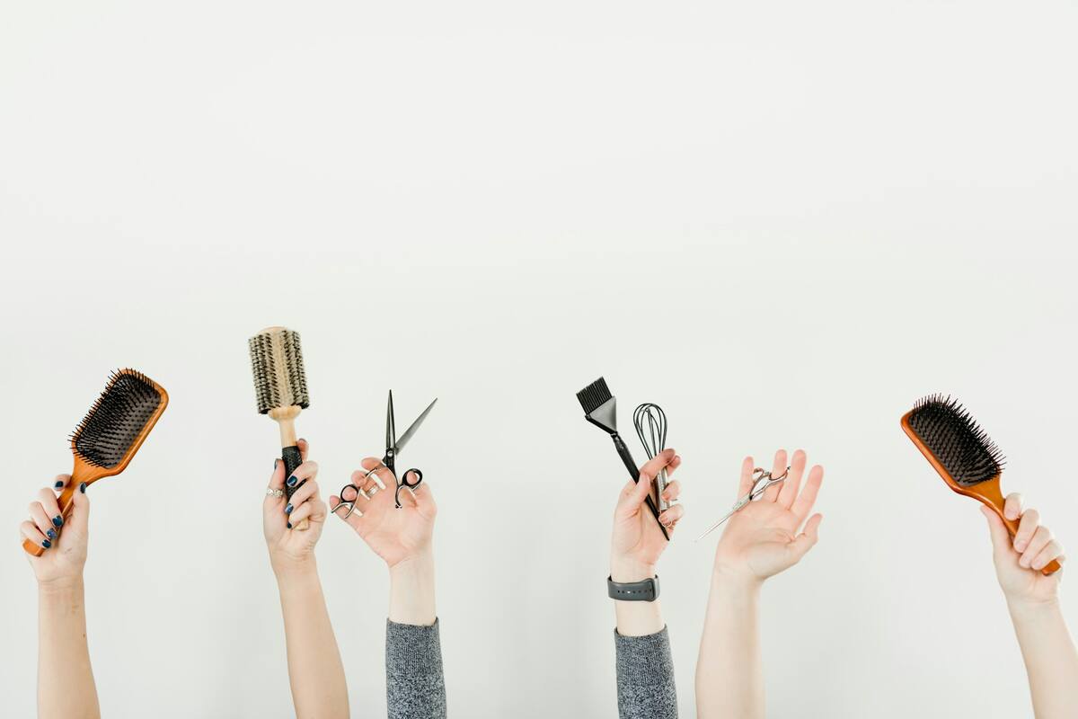 Secretos y consejos para cortarte el pelo en casa sin desastres