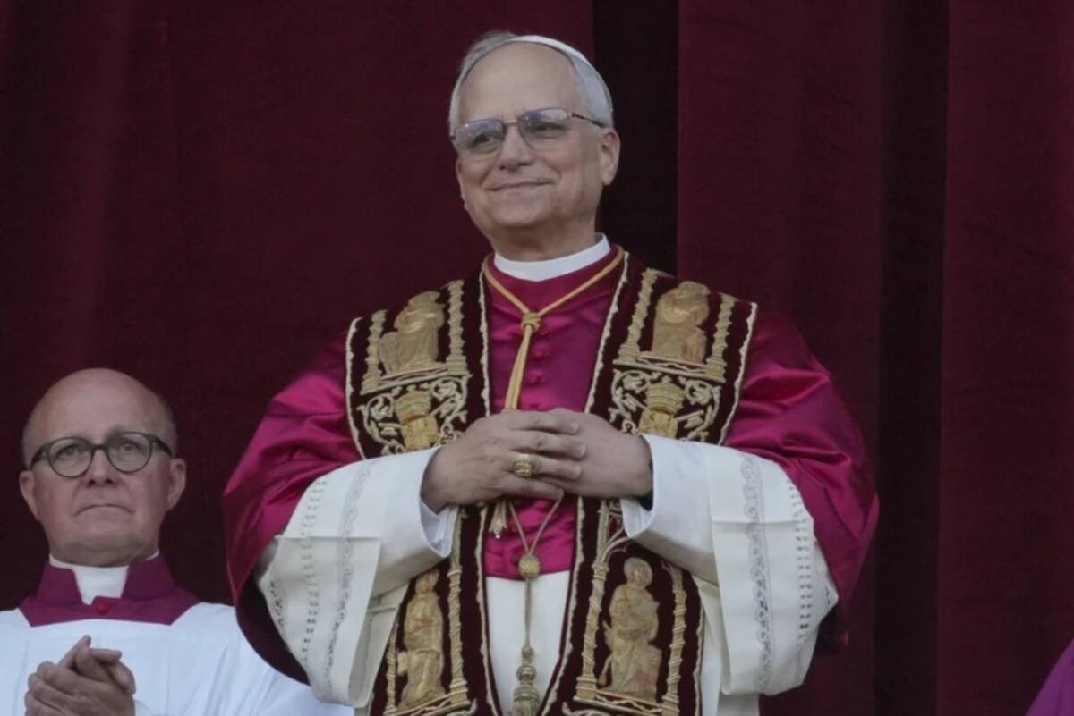 El recién elegido papa León XIV aparece en el balcón de la Basílica de San Pedro en el Vaticano, el jueves 8 de mayo de 2025. | Crédito: AP/Andrew Medichini