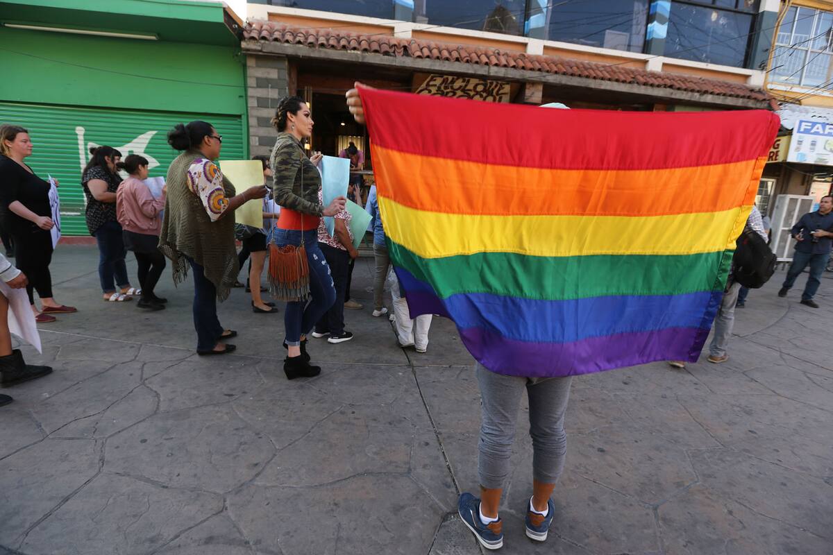 Organizan bodas colectivas para parejas LGBT+