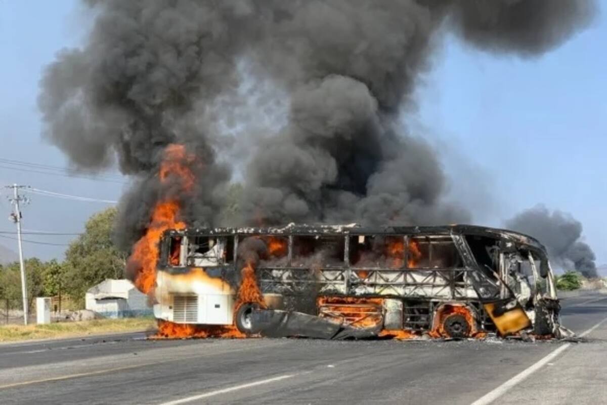 Bloquean con vehículos en llamas carreteras de Michoacán