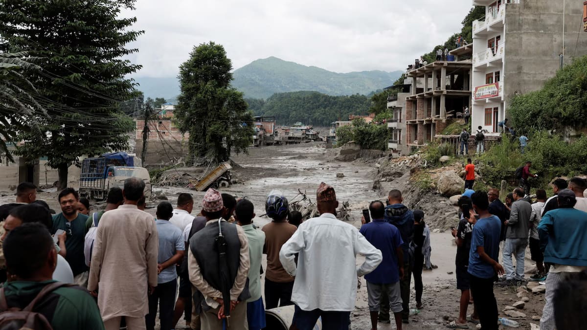 La avalancha y posterior crecida arrasaron comunidades, destruyeron puentes y dañaron cerca de 40 kilómetros de carreteras en Nepal. (REUTERS)