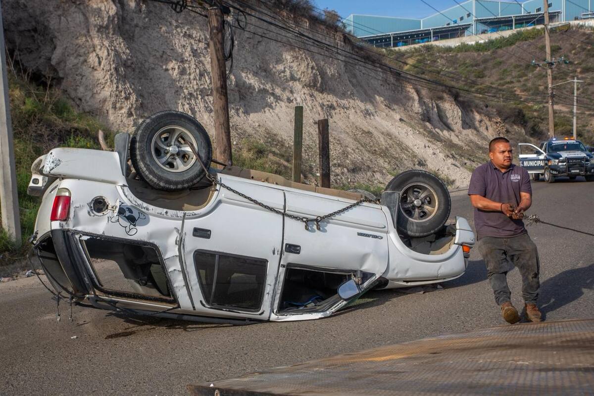 Pareja de la tercera edad resulta afectada tras volcadura sobre la Calzada Cetys