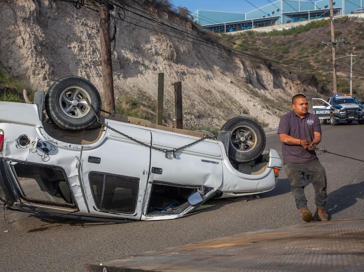 Pareja de la tercera edad resulta afectada tras volcadura sobre la Calzada Cetys