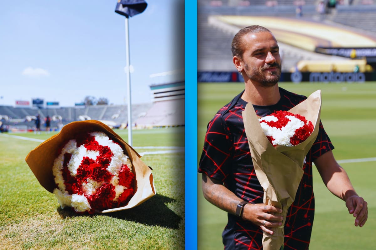 ¿Por qué Antoine Griezmann puso un ramo de flores en el campo de Rose Bowl?