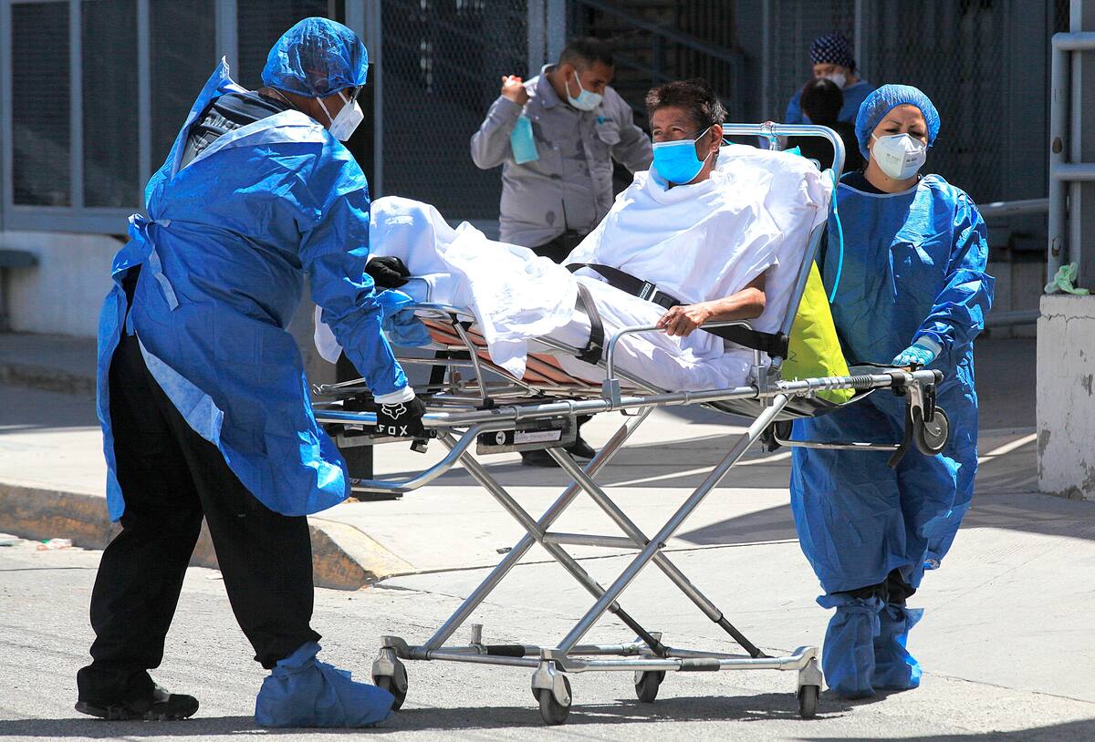Paramédicos trasladan a un paciente en camilla afectado por Covid-19, del Hospital General a un nosocomio privado, en Ciudad Juárez, estado de Chihuahua. EFE/Luis Torres/Archivo