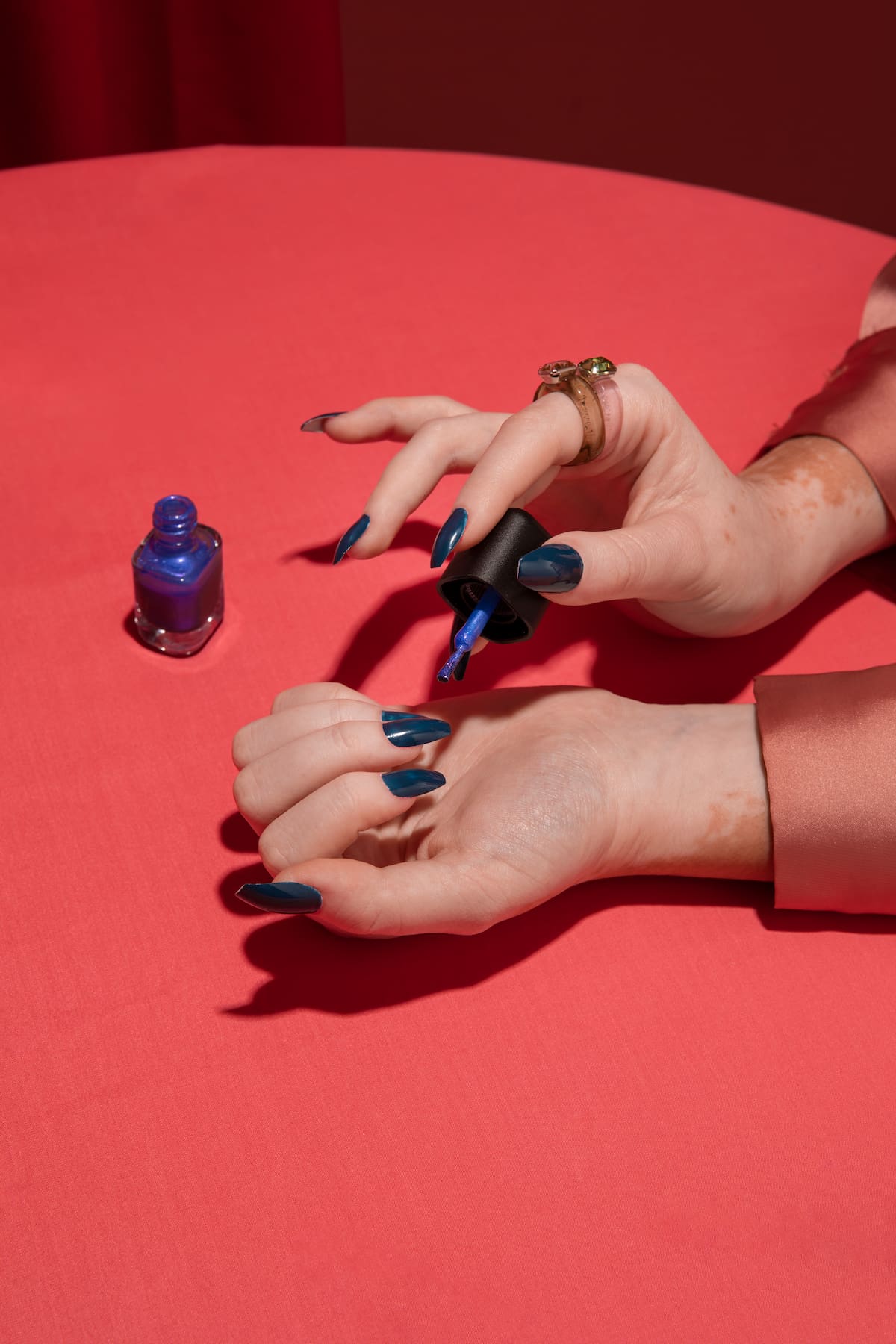 Usar uñas azules en Navidad simboliza claridad mental y orden interno | Foto: Freepik