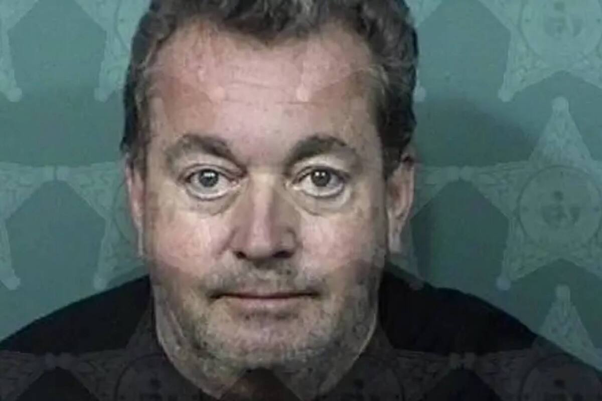 Detienen a un alcalde de Florida por golpear la cara de un hombre con un rastrillo durante la limpieza del huracán Ian