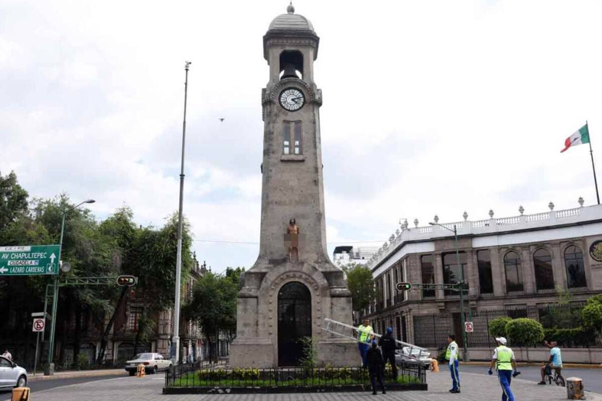 VIDEO: Hombre desnudo escala el Reloj Chino en la CDMX