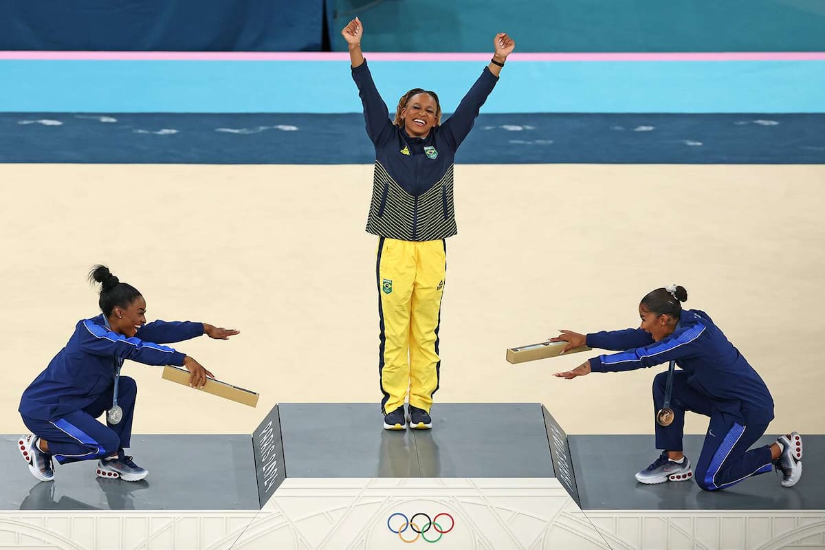 La foto icónica de los Juegos Olímpicos 2024: Biles y Chiles se inclinan ante la ganadora brasileña Rebeca Andrade
