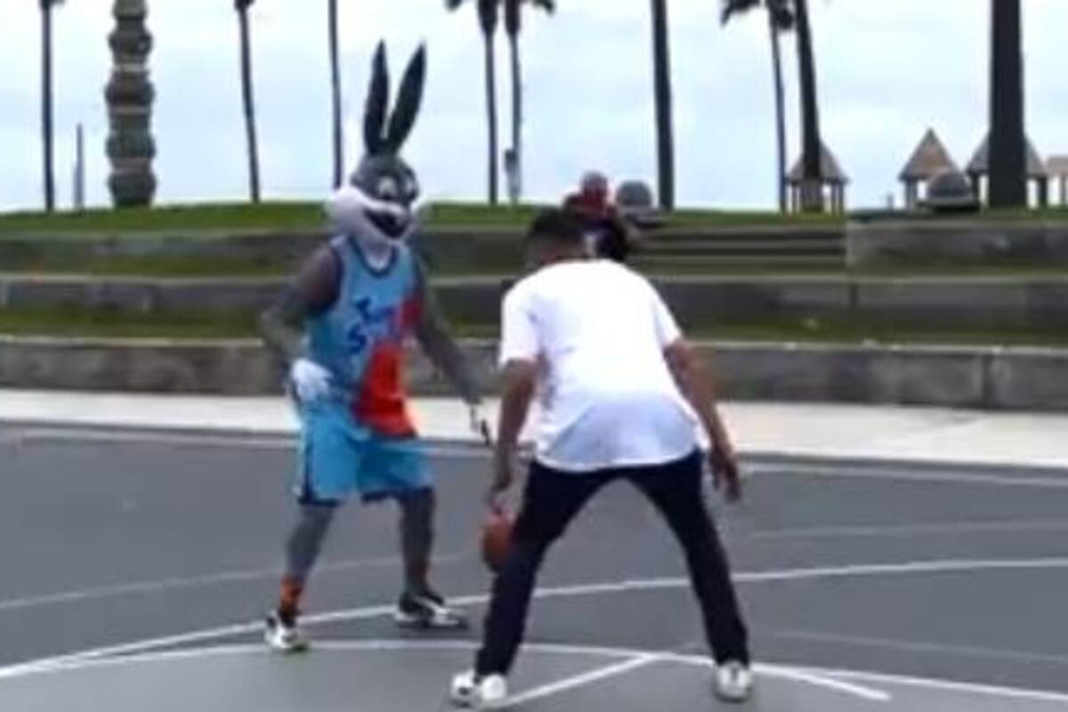 VIDEO: Se hace realidad "Space Jam" y Bugs Bunny da tremenda lección de basquetbol