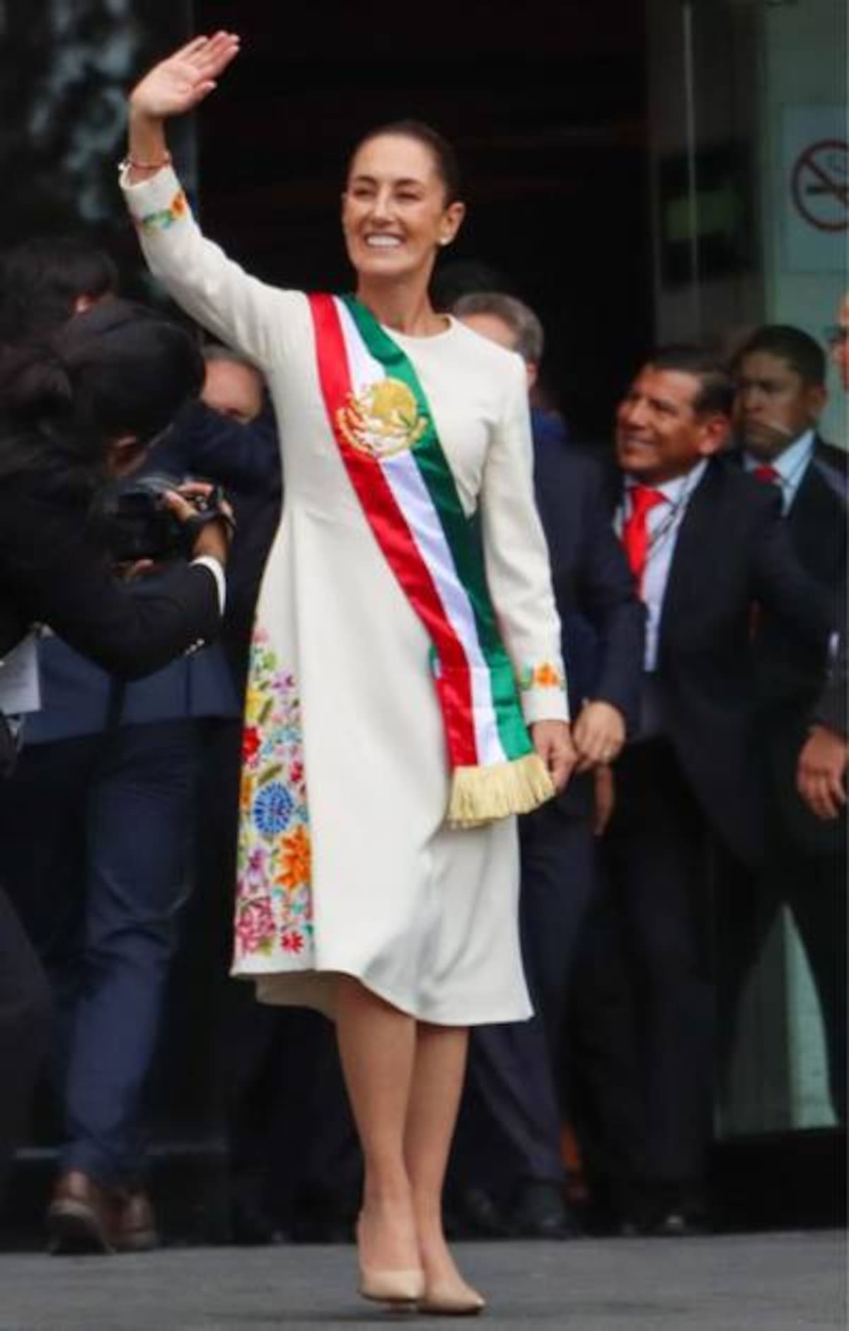 Claudia Sheinbaum luce un vestido marfil con bordados artesanales de Oaxaca en su toma de protesta.