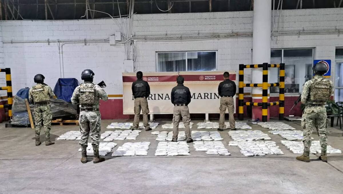 Elementos de la Secretaría de Marina (Semar) en coordinación con la Fiscalía General de la República (FGR) aseguraron en el Recinto Portuario de Veracruz, 290 kilos de una sustancia sólida cristalina. / El Universal.