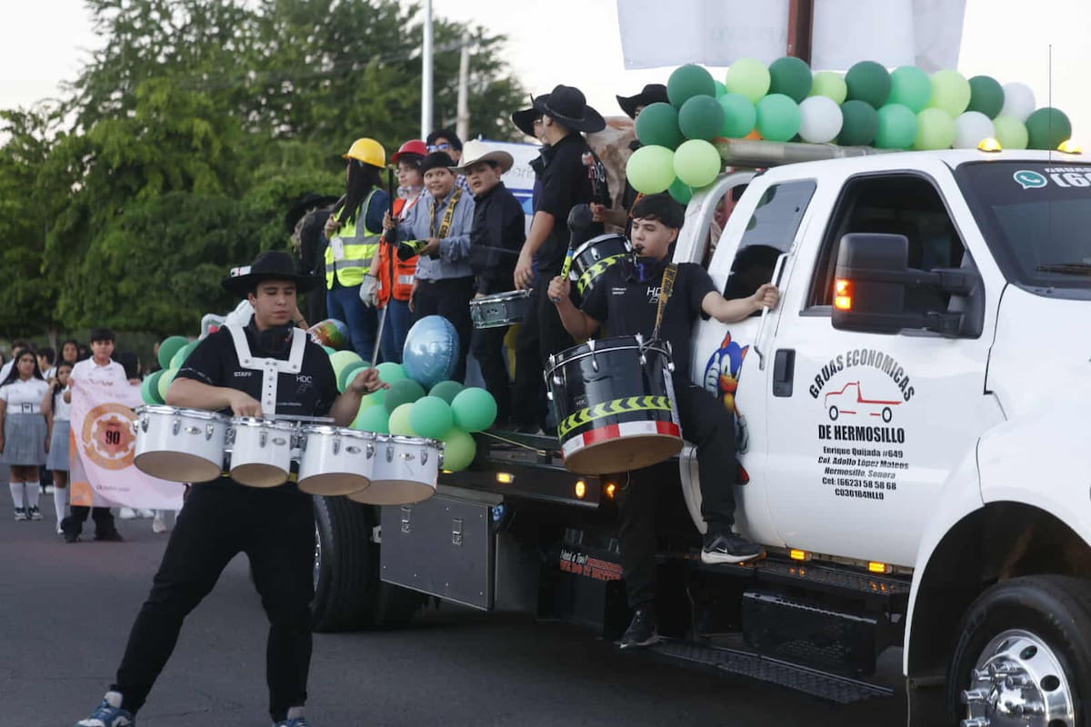 Exalumnos y estudiantes actuales de la Secundaria Técnica 1 “Prevo” participaron en el desfile inaugural del 90 aniversario.