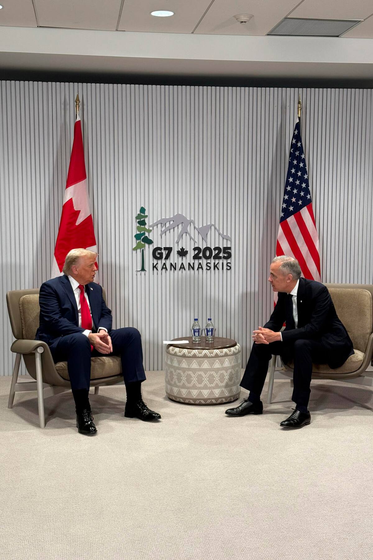 KANANASKIS (CANADÁ), 16/06/2025.- Fotografía tomada de la cuenta oficial de la red social X de la asistente especial del presidente Trump y asesora de Comunicaciones, Margo Martin, donde aparece el mandatario estadounidense, Donald Trump , y el primer ministro canadiense, Mark Carney, hablando en una reunión este lunes, durante la Cumbre del G7 en Kananaskis (Canadá). EFE/ @margomartin47