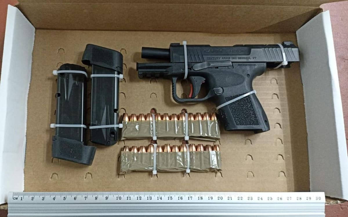 El detenido poseía una pistola .9 mililitros con balas expansivas, la cual había utilizado para amedrentar a su víctima. Cortesía