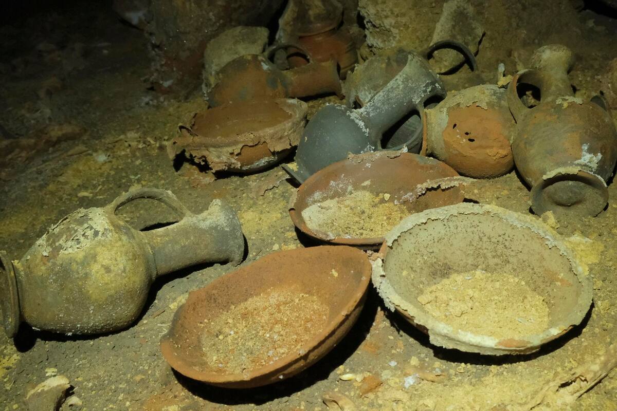 Descubren en Israel una cueva funeraria "intacta" de hace 3.300 años