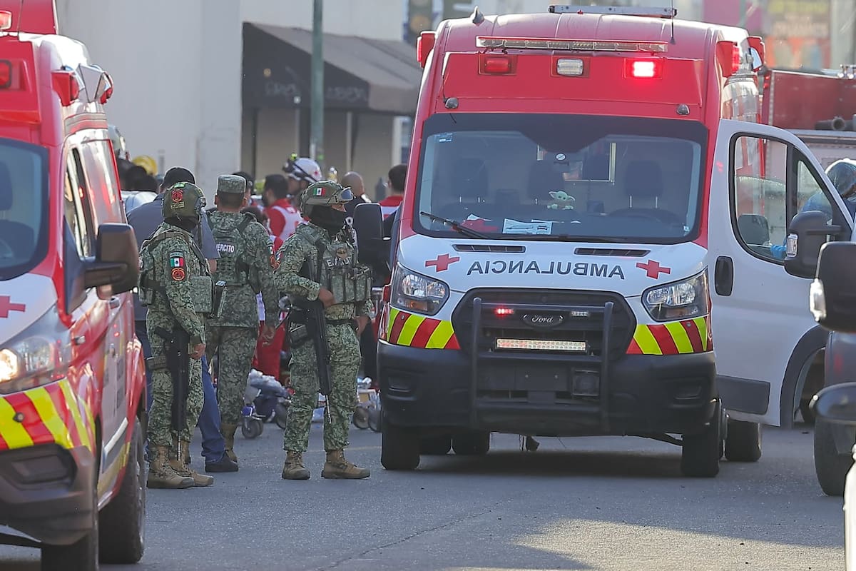 Trasladan a hospitales 12 personas lesionadas por explosión en tienda Waldos del Centro de Hermosillo