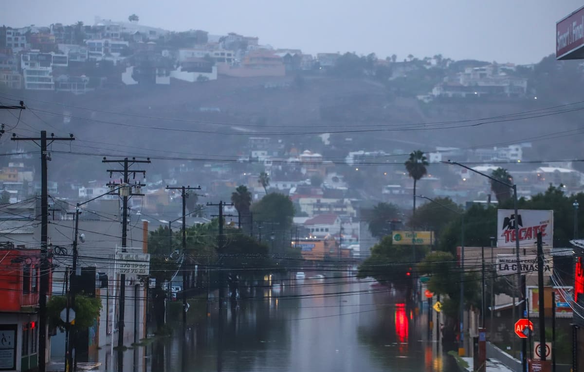 Las inundaciones por Rachel mantienen vialidades cerradas y vehículos varados en distintos puntos de Ensenada. Foto: Alejandro Zepeda