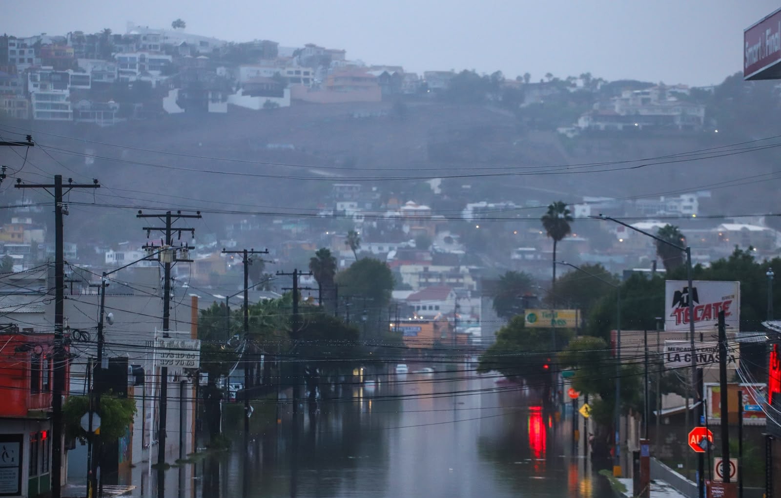 Las inundaciones por Rachel mantienen vialidades cerradas y vehículos varados en distintos puntos de Ensenada. Foto: Alejandro Zepeda