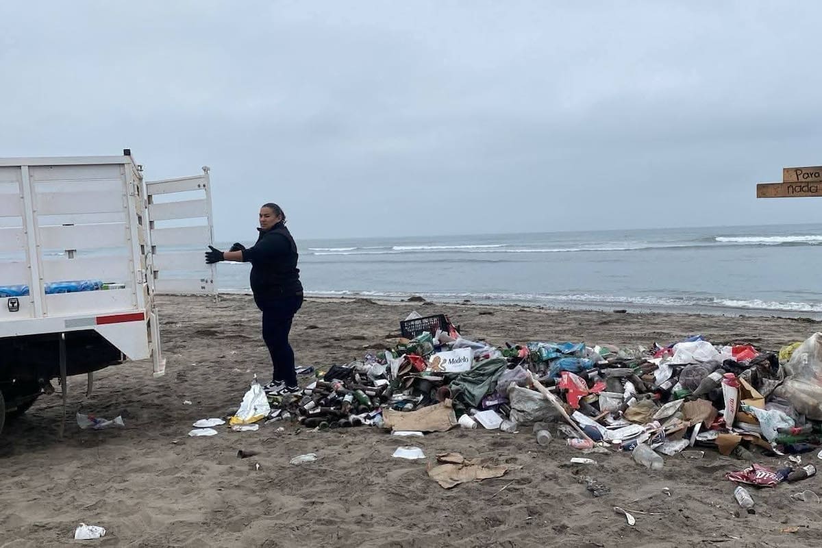 Turistas dejan basurero en la zona costera de San Quintín