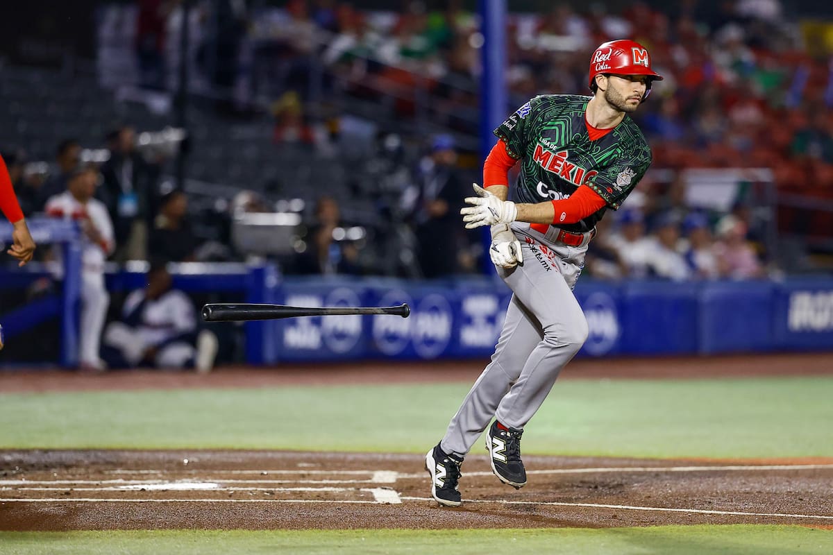 Michael Wielansky corre a primera base tras pegar imparable. (Foto: Cortesía Charros)