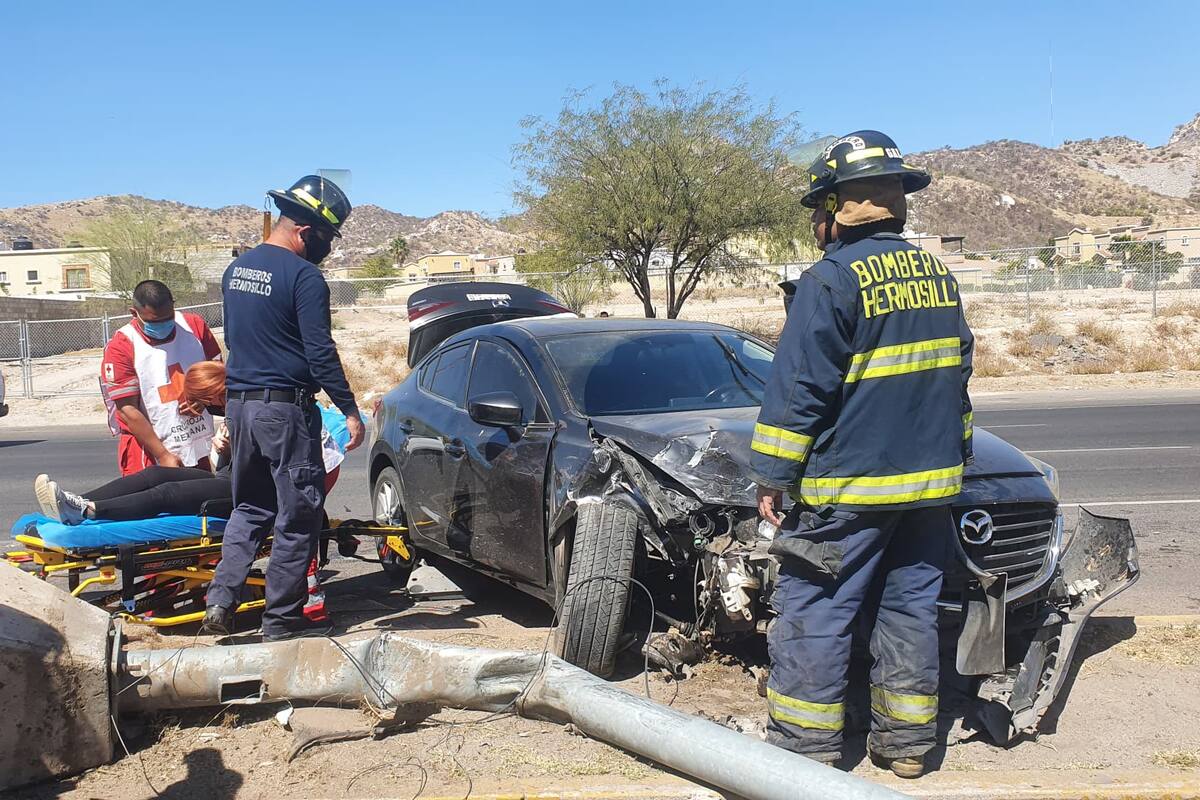 Chocan y derriban poste de alumbrado; resultan dos lesionados en bulevar de los Ganaderos