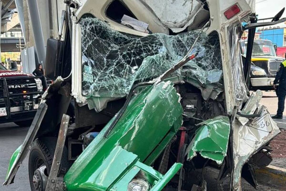 Choque de microbús contra columna de la Línea 12 del Metro, en Avenida Tláhuac, deja al menos 8 lesionados