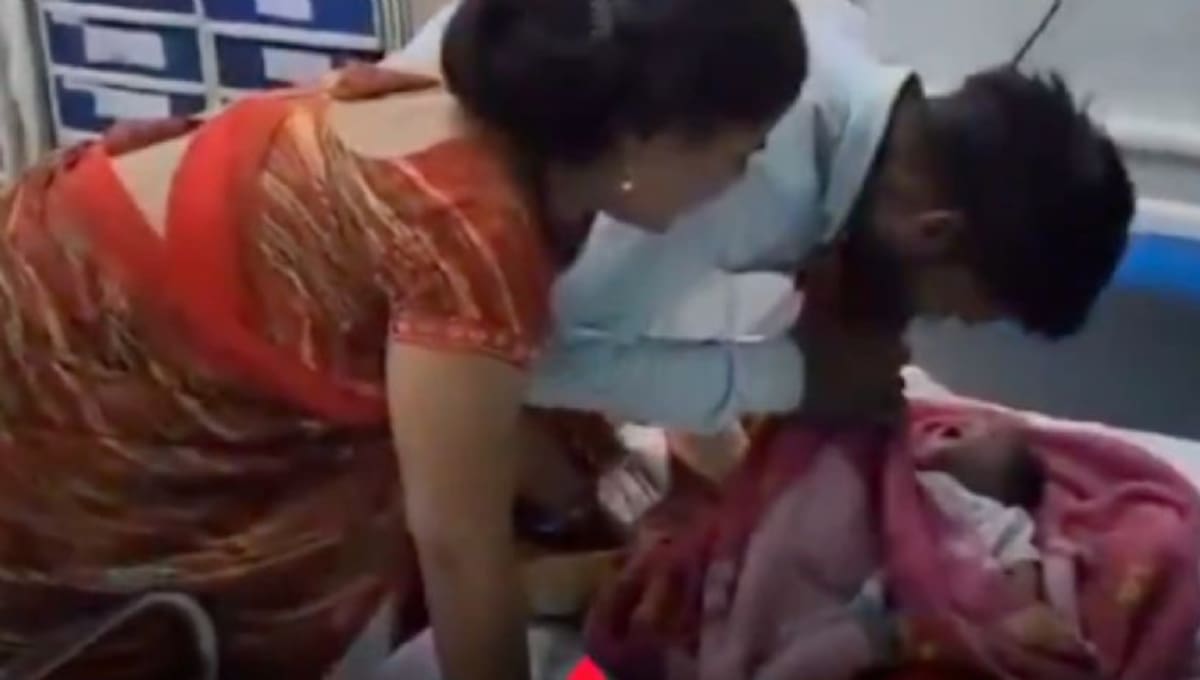 Bebé con síntomas de gripa muere horas después de recibir medicamento en India; investigan posible error médico. Foto: Heraldo de México